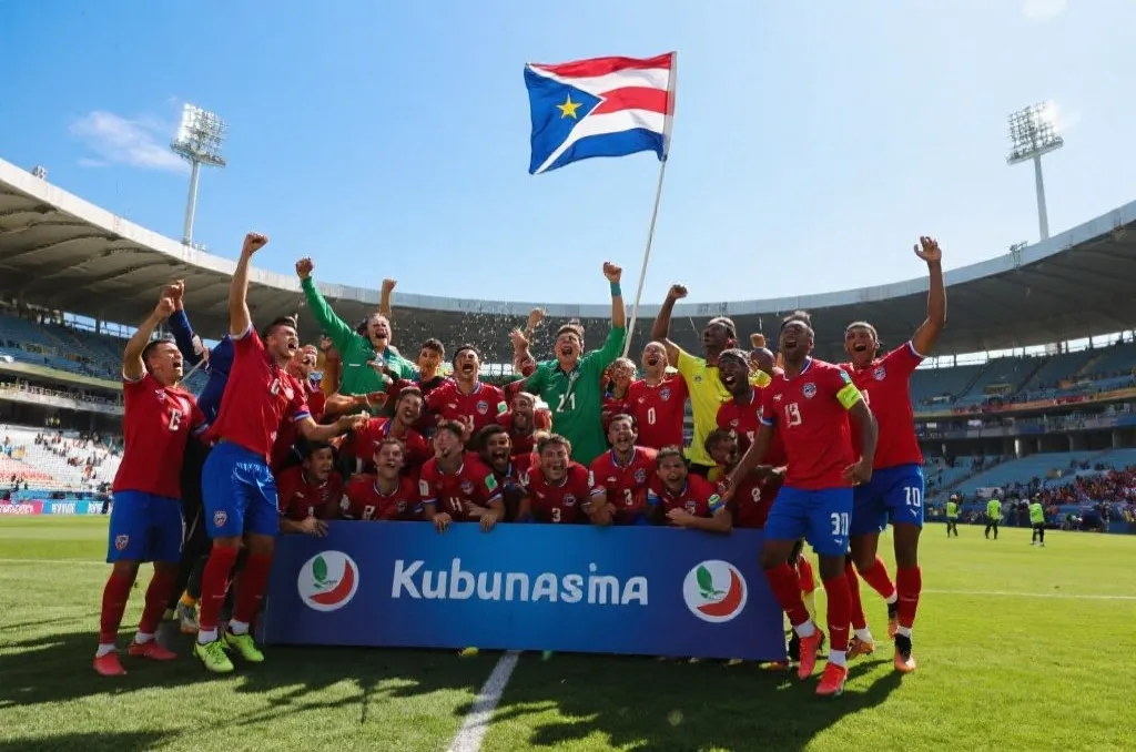 库拉索队员在赛后庆祝，展现新军首次登上世界杯舞台的历史性瞬间